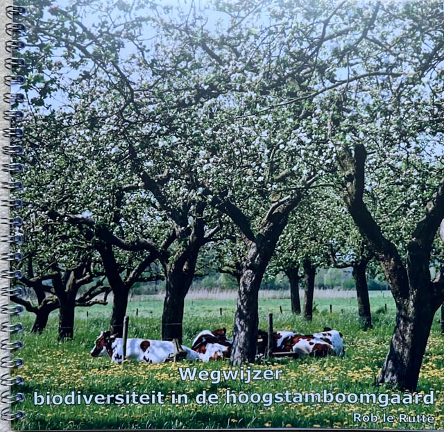 Voorkant van de Wegwijzer biodiversiteit in de hoogstamboomgaard